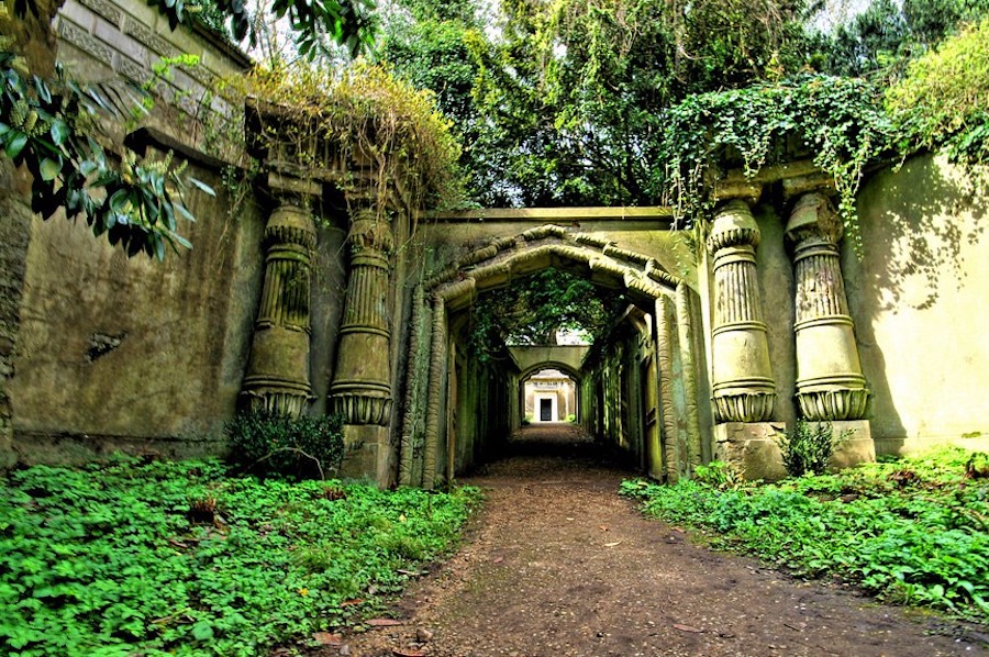 Highgate Cemetery London beautiful cemeteries