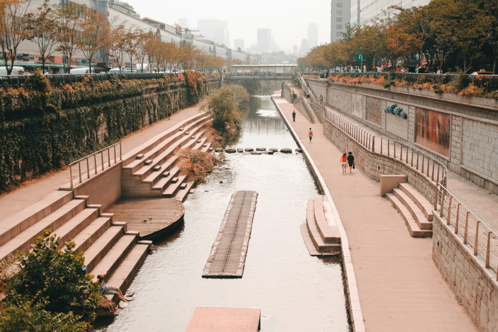 What To Do in Seoul For Free 2024 cheonggyecheon stream