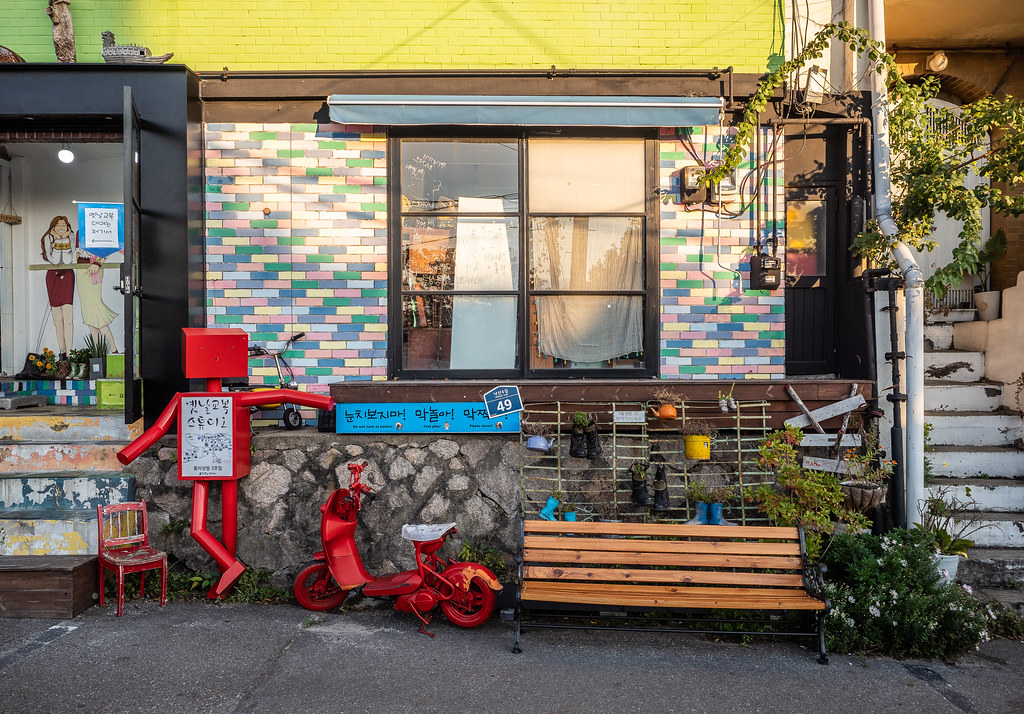 What To Do in Seoul For Free 2024 ihwa mural village
