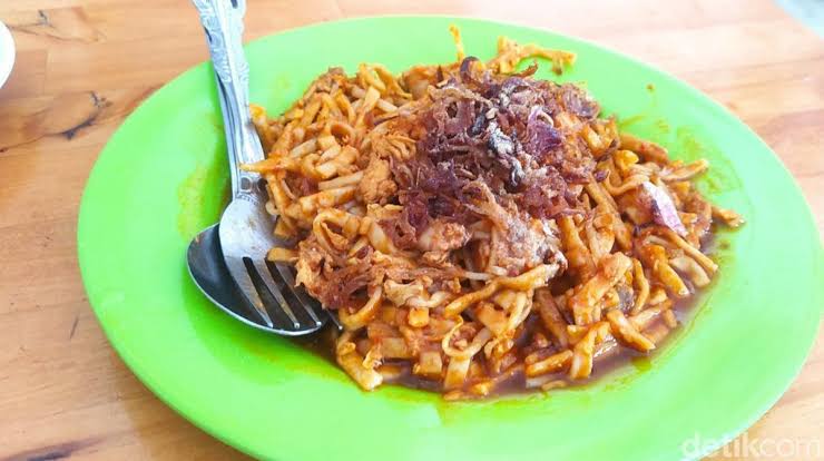 A plate of stir-fried mie tarempa noodles with fried shallots, Batam