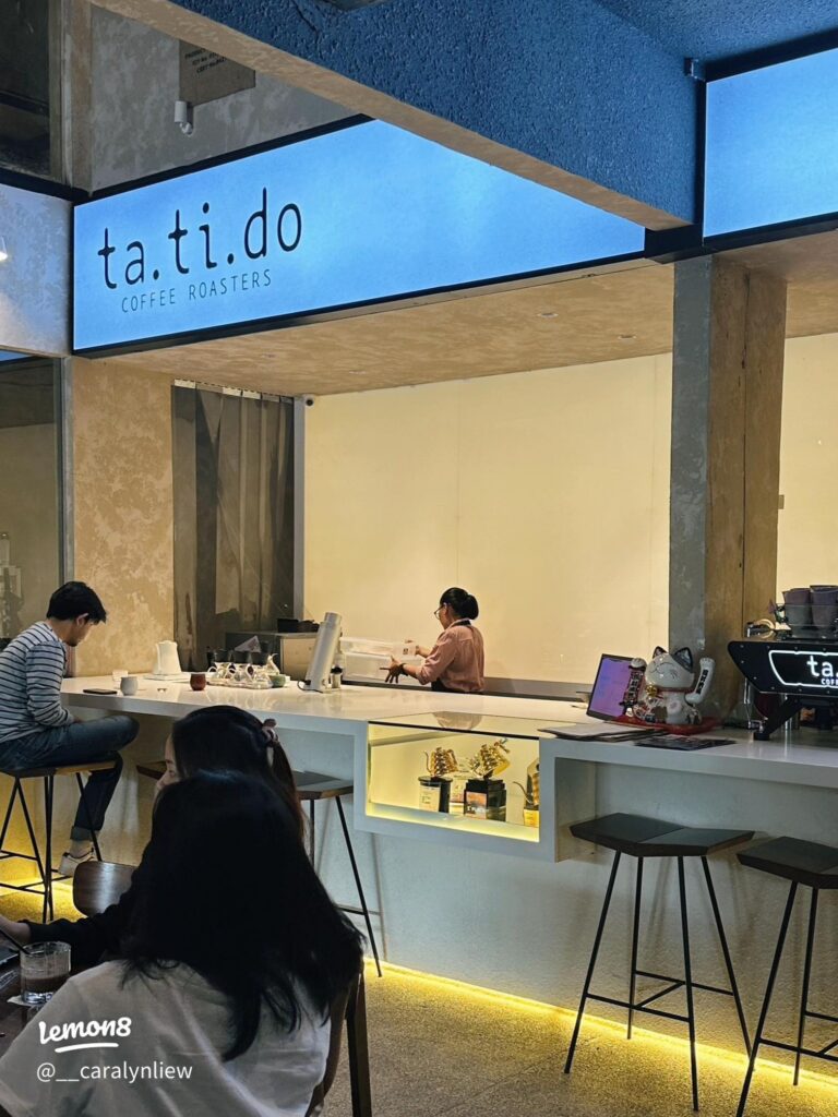 The counter and barista at ta.ti.do Coffee Roasters, Batam