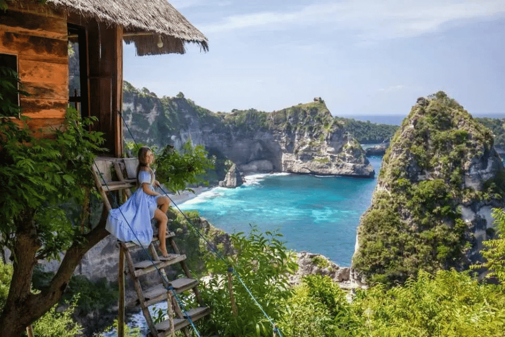 Cliffside tree house overlooking the islets of the Thousand Islands Viewpoint