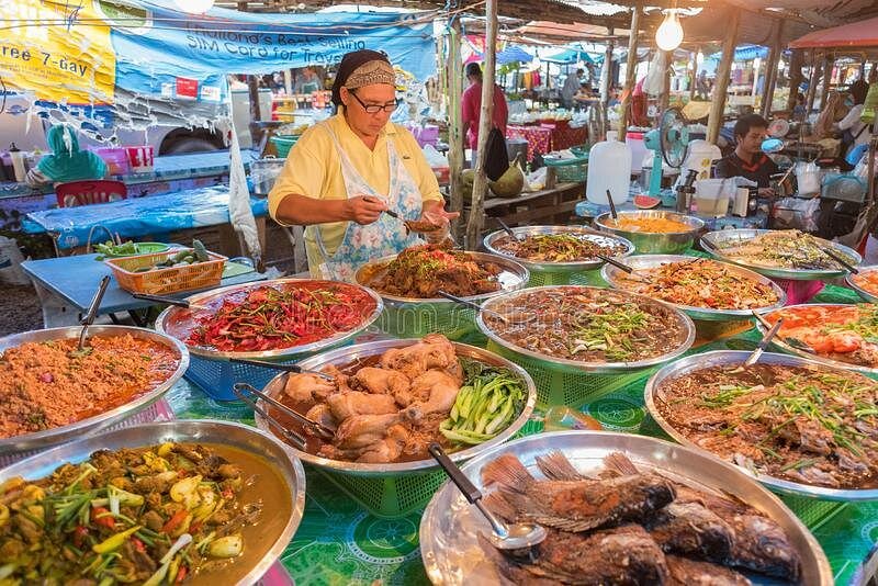 things to do in da nang: con market
