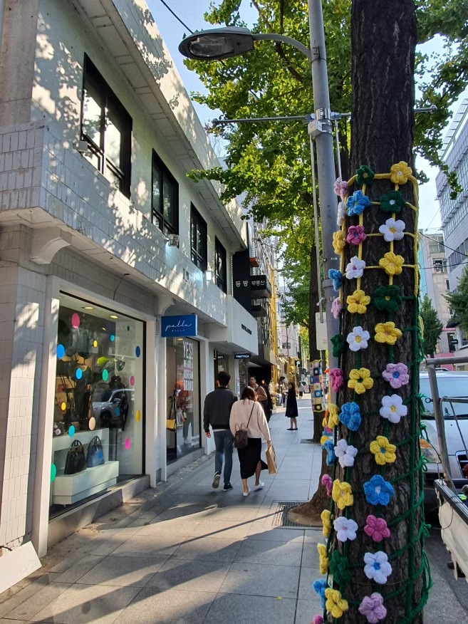 Things To Do In Seoul - Sinsadong Garosu-gil 신사동 가로수길