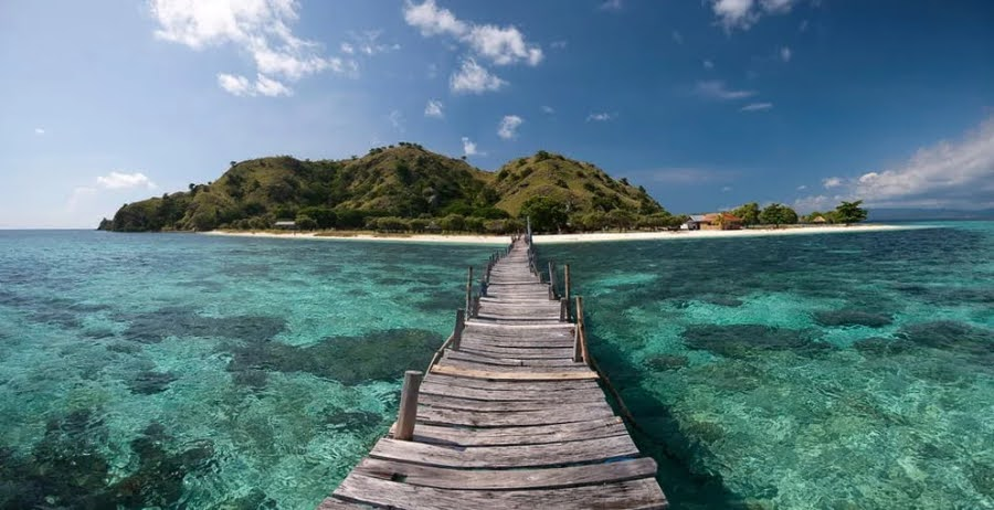 Labuan Bajo Travel Guide - Relax on Kanawa Island 