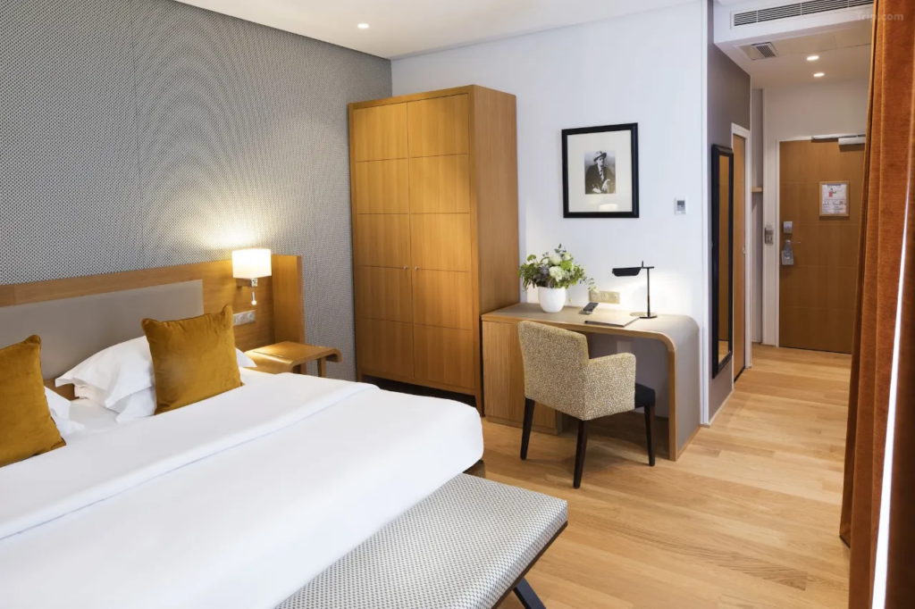 Top 17 Paris Hotels - Hotel Le Six