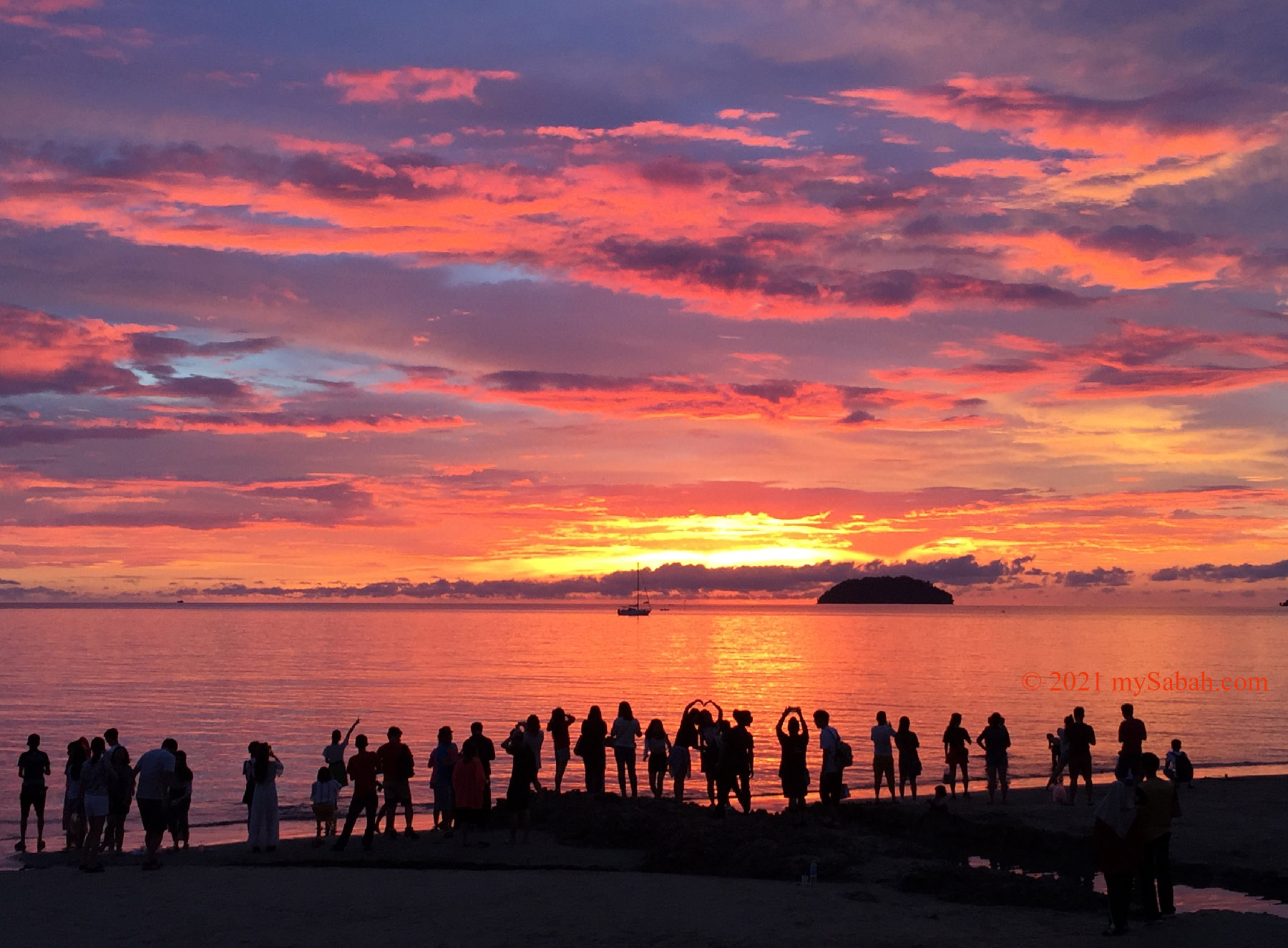 Things to do in Kota Kinabalu: &nbsp;Sunset at Tanjung Aru Beach