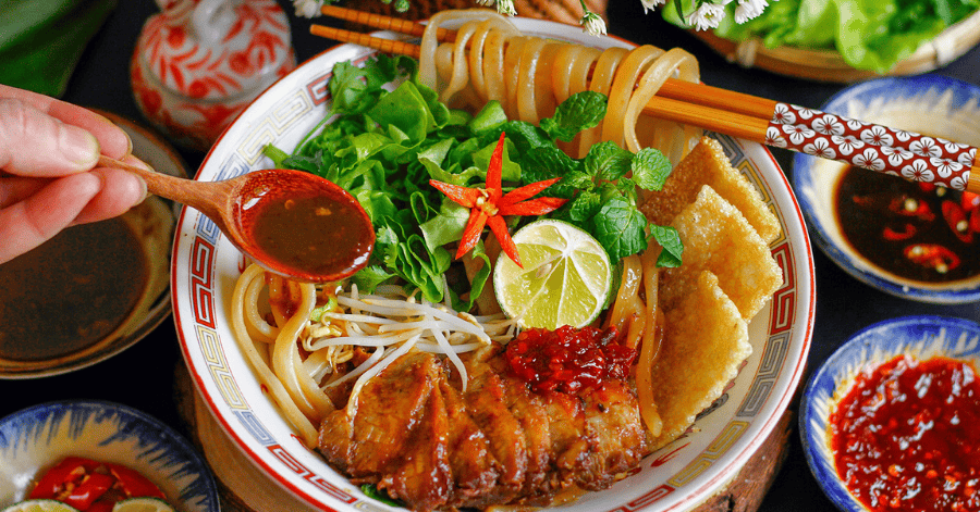 things to do in hoi an: cao lau