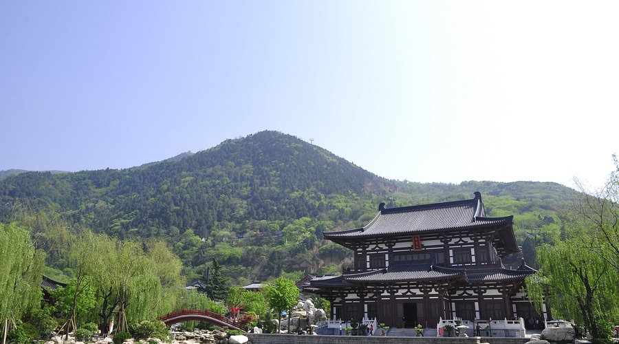 A Tang-style hall at Huaqing Palace below the green slopes of Mount Li