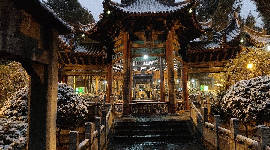 A pavilion in the Great Mosque of Xi'an at night with light snow on the ground