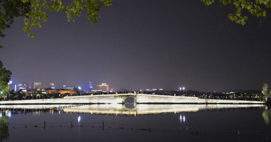 Things to do in Hangzhou: Cycle the West Lake Loop and Broken Bridge (断桥)