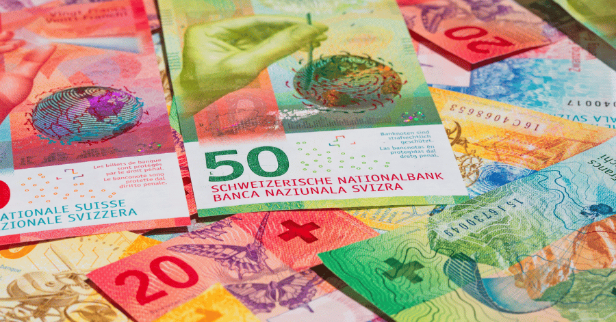 Swiss franc banknotes in 10, 20 and 50 denominations spread across a surface