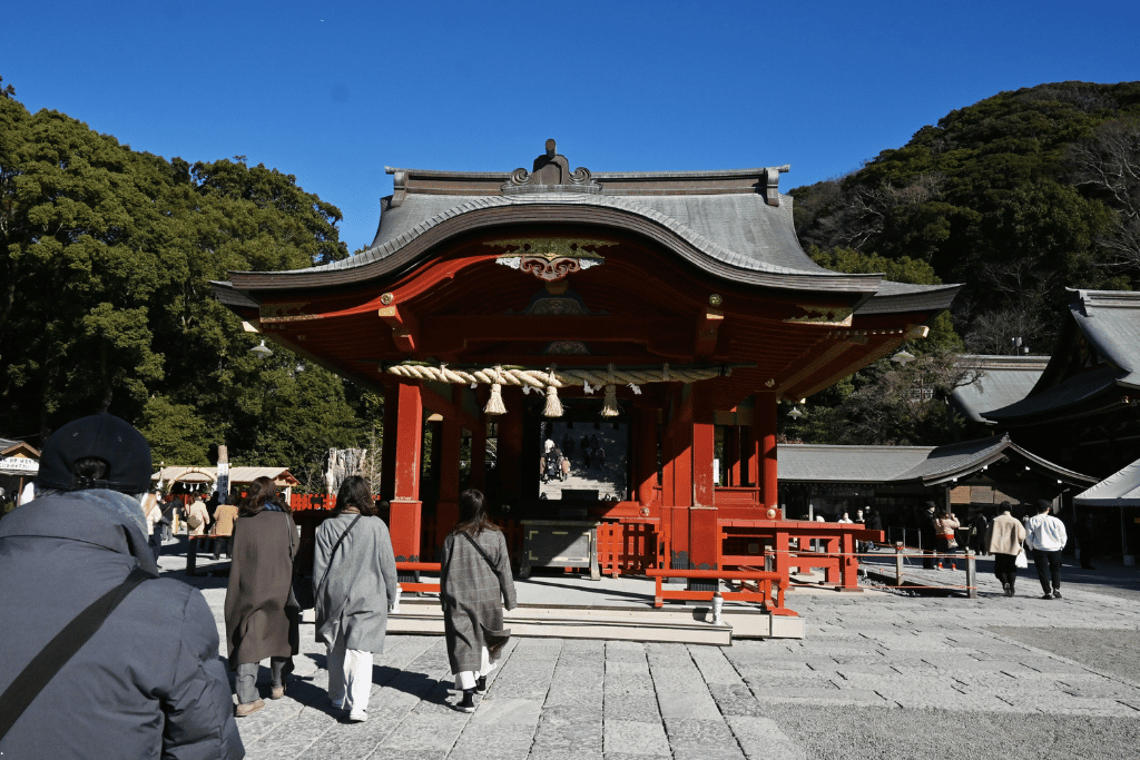 Visitors before the vermilion Maiden dance hall at Tsurugaoka Hachimangu shrine, Kamakura