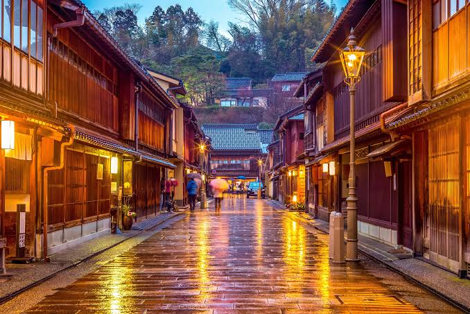 Higashi Chaya teahouse street glowing with lantern light on a wet evening