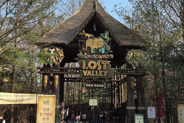 Thatched Lost Valley Wild Road entrance gate with carved animal totems at Everland