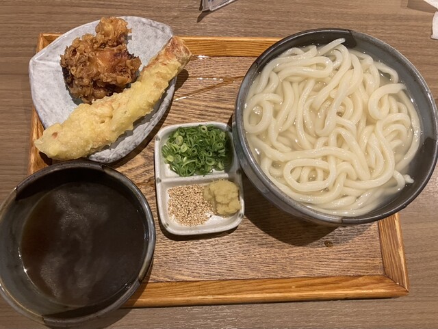 A bowl of udon noodles with tempura and dipping sauce served at Kamaiki in Nara
