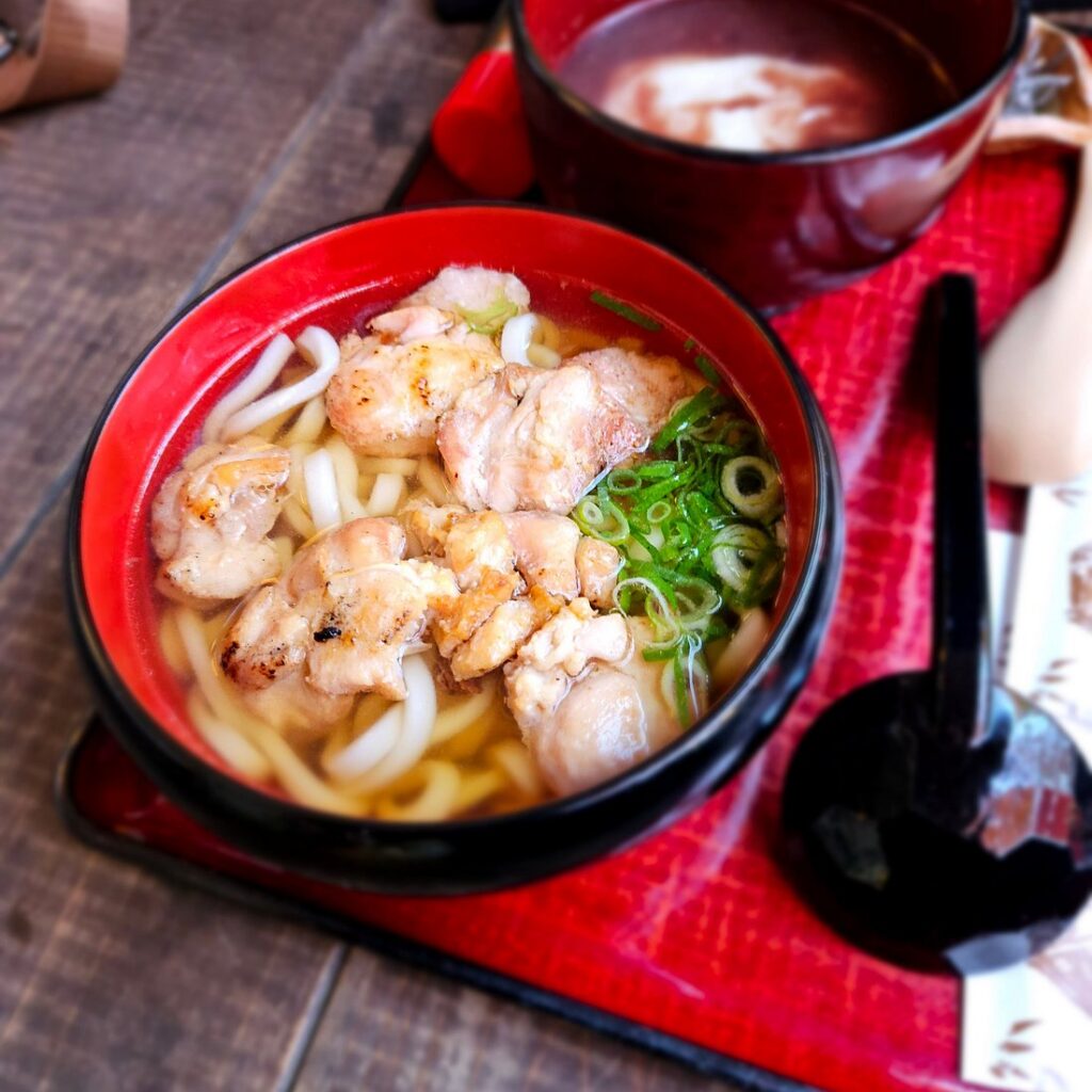 A bowl of udon topped with grilled chicken served at Mizuya Chaya near Kasuga Taisha