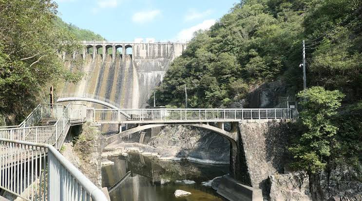 Sengari Dam's concrete wall and a footbridge crossing the gorge below