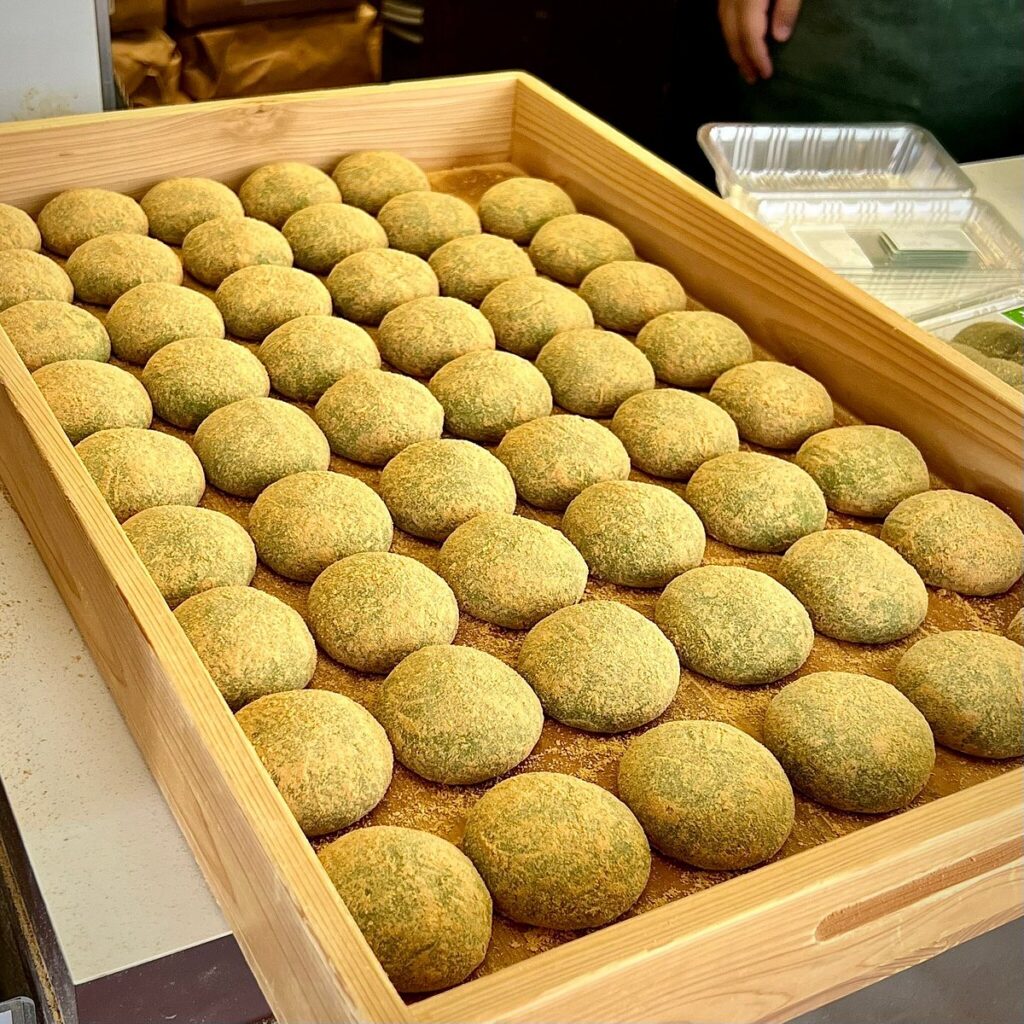 Trays of freshly pounded green kinako mochi at Nakatanidou in Nara