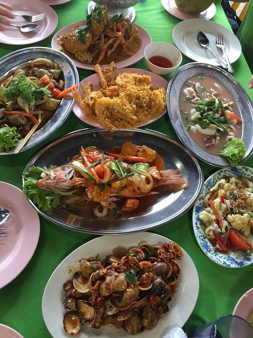 A seafood spread of whole fish, chilli crab, prawns, and clams at Anjung Senibong Seafood