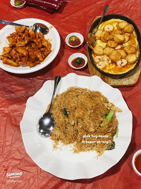 San Low Seafood's fried bee hoon, chilli prawns, and claypot dishes on a table in Taman Pelangi