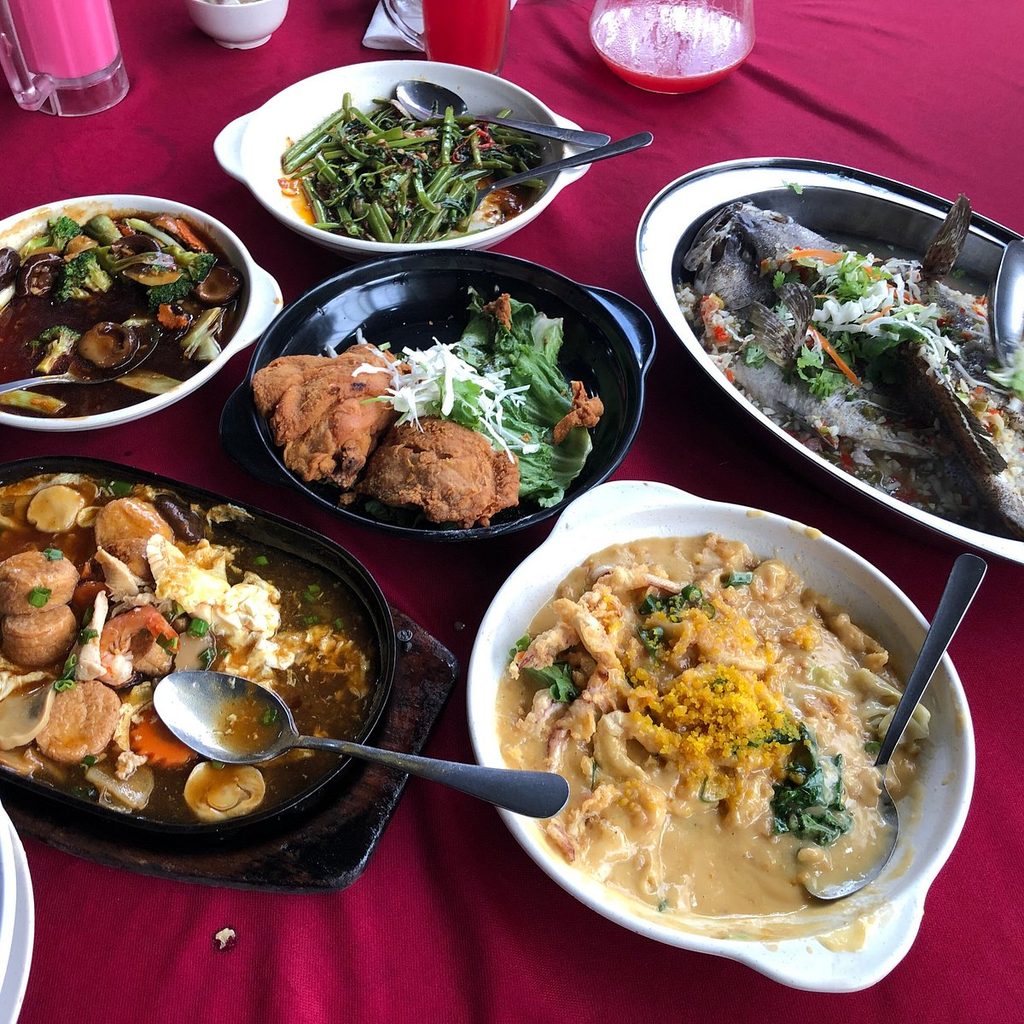 A halal-friendly zi char spread of whole fish, fried chicken, and braised seafood at Ong Shun Seafood Restaurant
